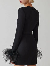 Robe courte moulante à plumes Thea